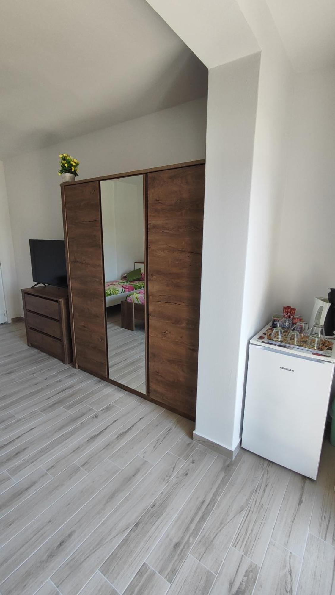 Viktor Rooms And Apartments 2 Rovigno Esterno foto